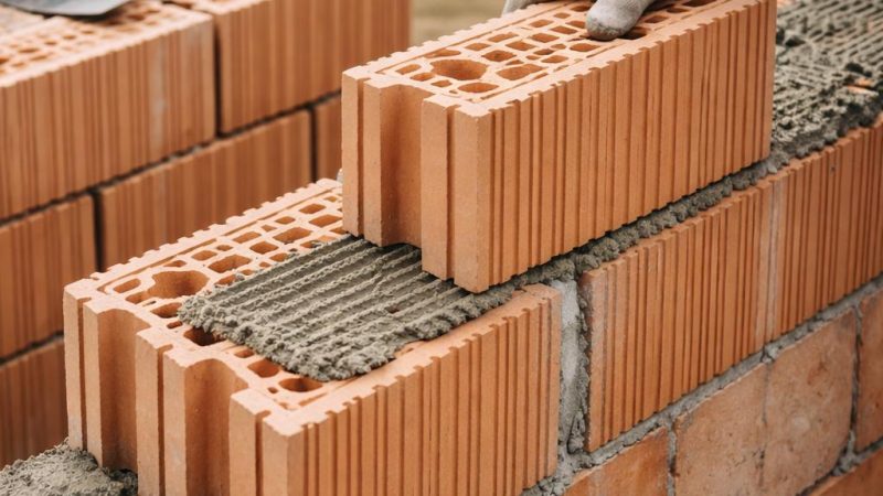 Кирпич с пазом: преимущества и особенности использования в строительстве