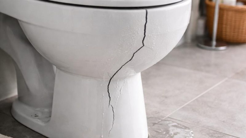 Трещина на унитазе: в каких случаях замена неизбежна, а когда можно обойтись без неё
