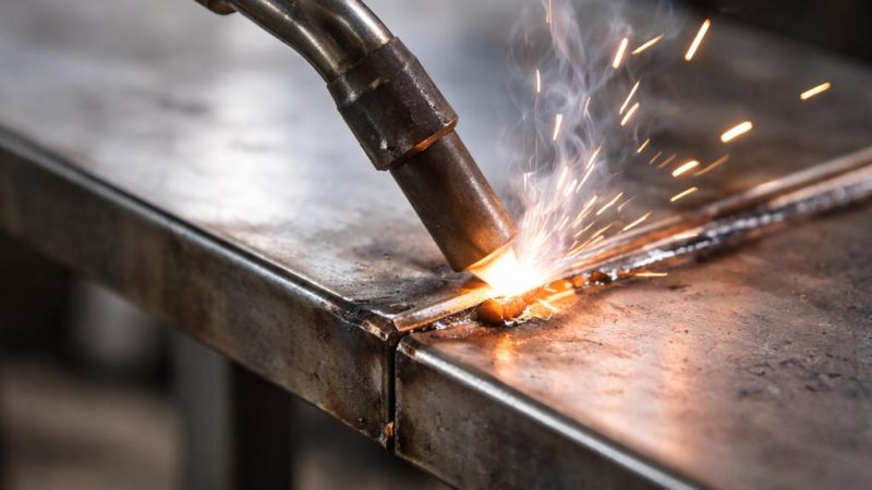 Когда тонкий металл «прогорает»: от чего это зависит и как меняется результат сварки