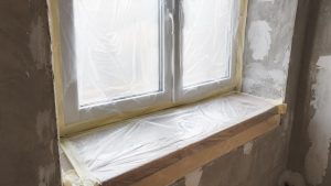 Защита окон при штукатурных работах какие укрывные материалы подходят и чем они отличаются
